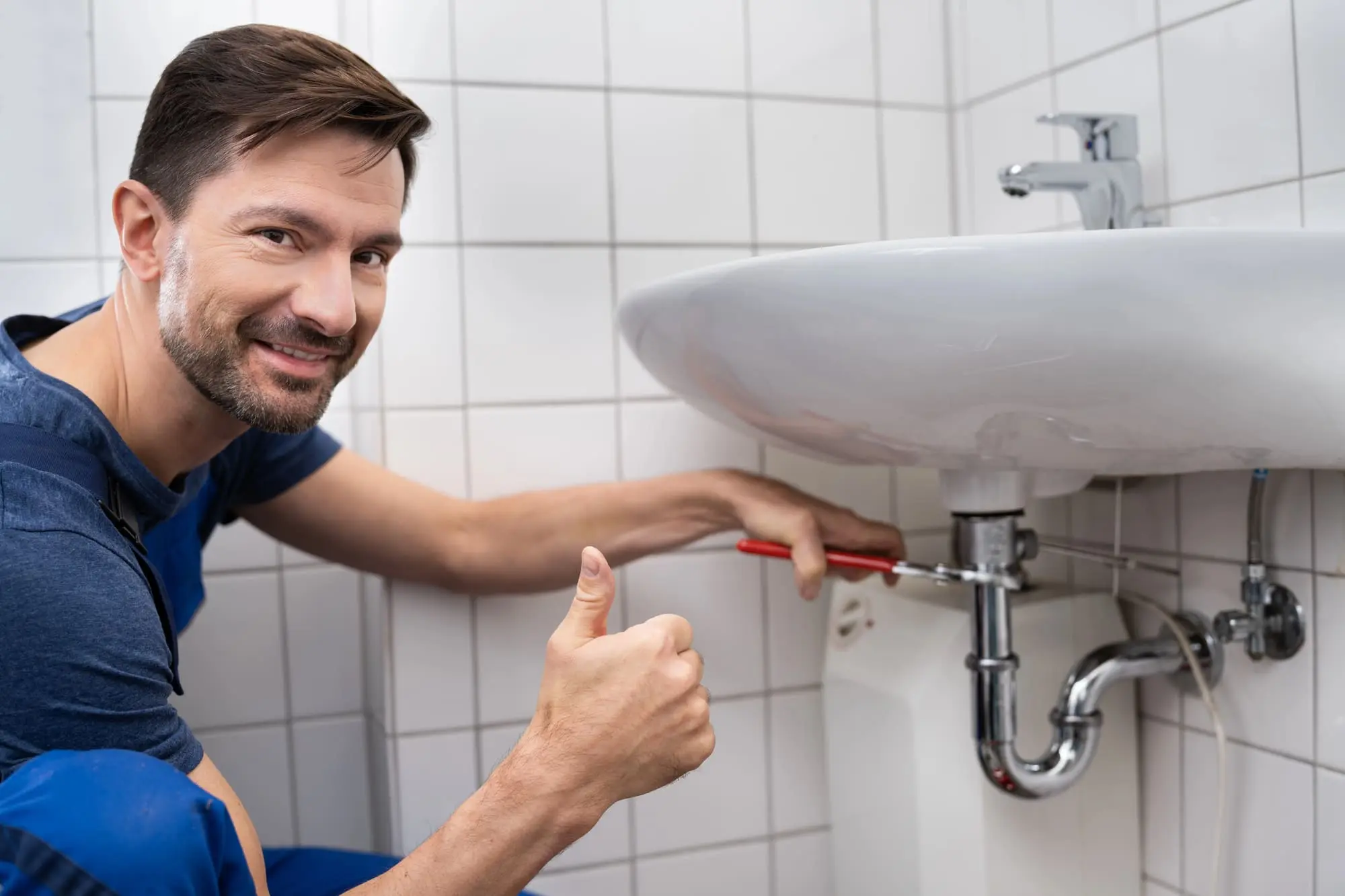 plumber-drain-cleaning-kitchen